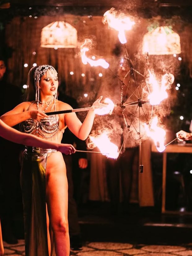 Elisa Carosi durante una performance con i ventagli di fuoco