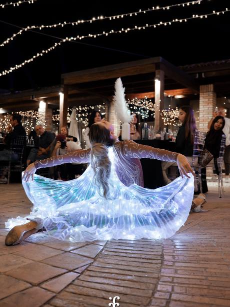 Elisa Carosi con le ali di luce a LED