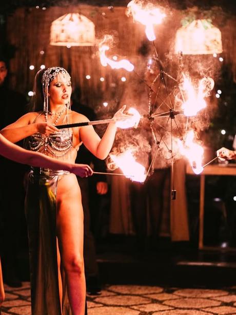Elisa Carosi durante una performance con il fuoco