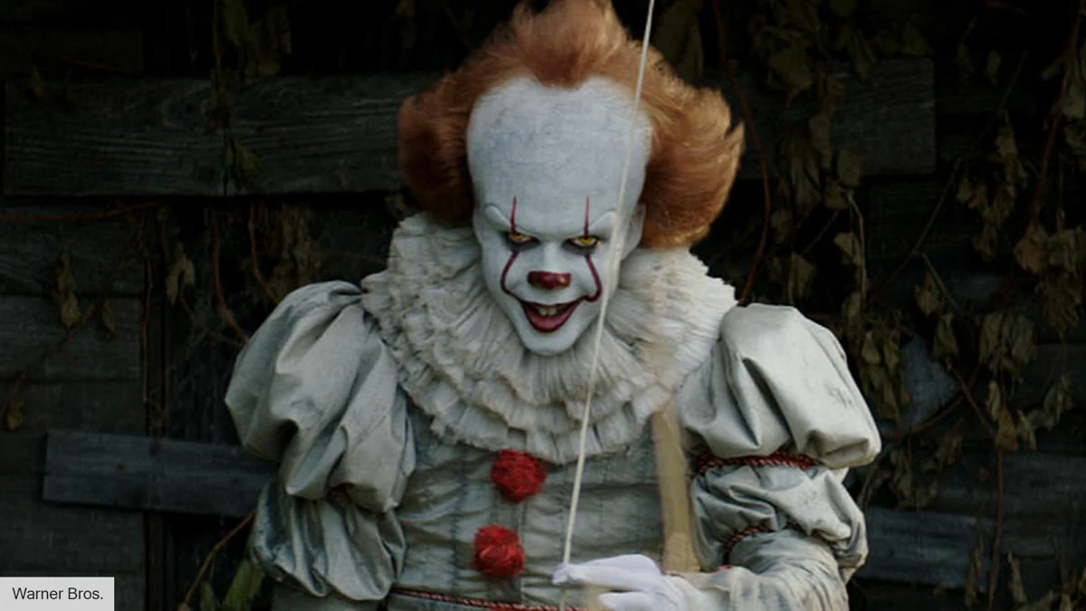 Bill Skarsgård nel ruolo di Pennywise in IT